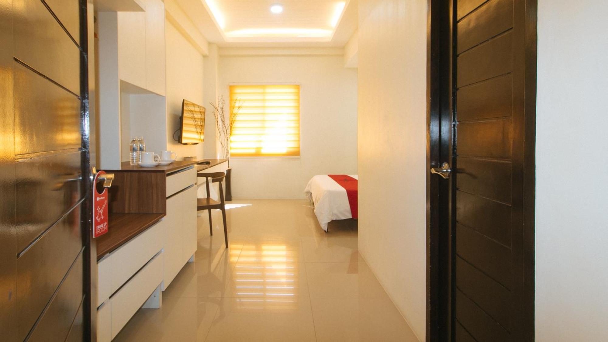 Reddoorz @ Leoncia Apartelle Mandaue Esterno foto