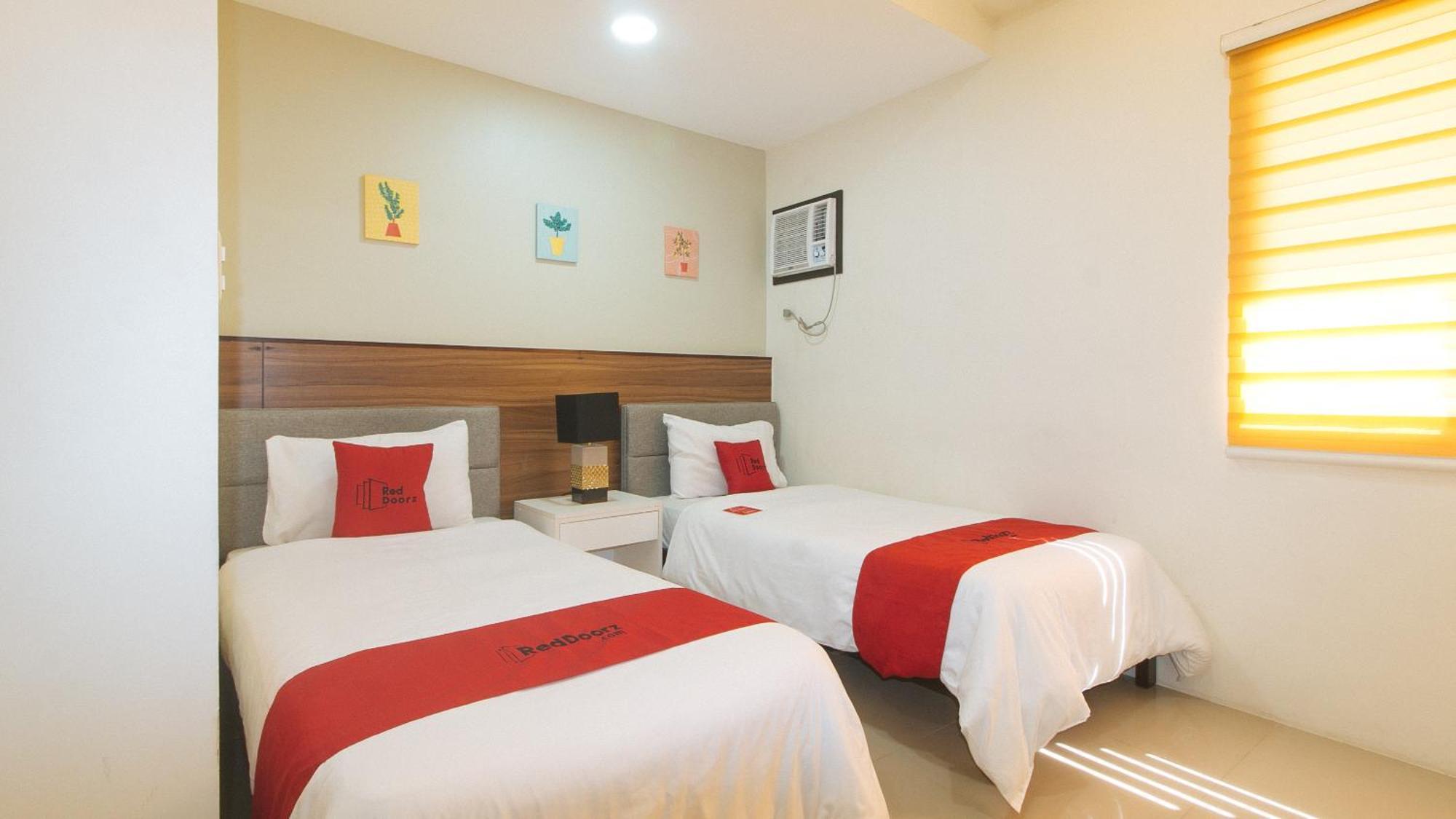 Reddoorz @ Leoncia Apartelle Mandaue Esterno foto