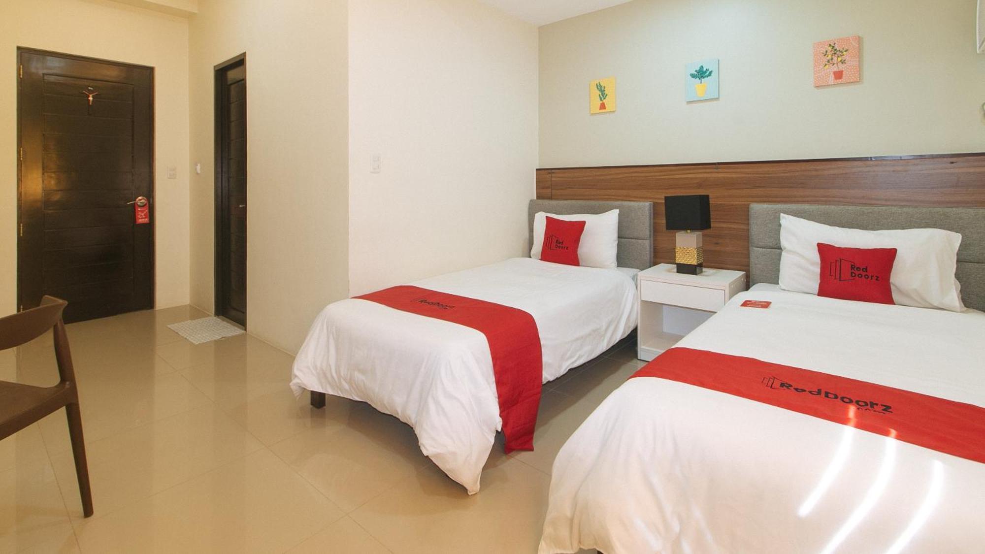 Reddoorz @ Leoncia Apartelle Mandaue Esterno foto