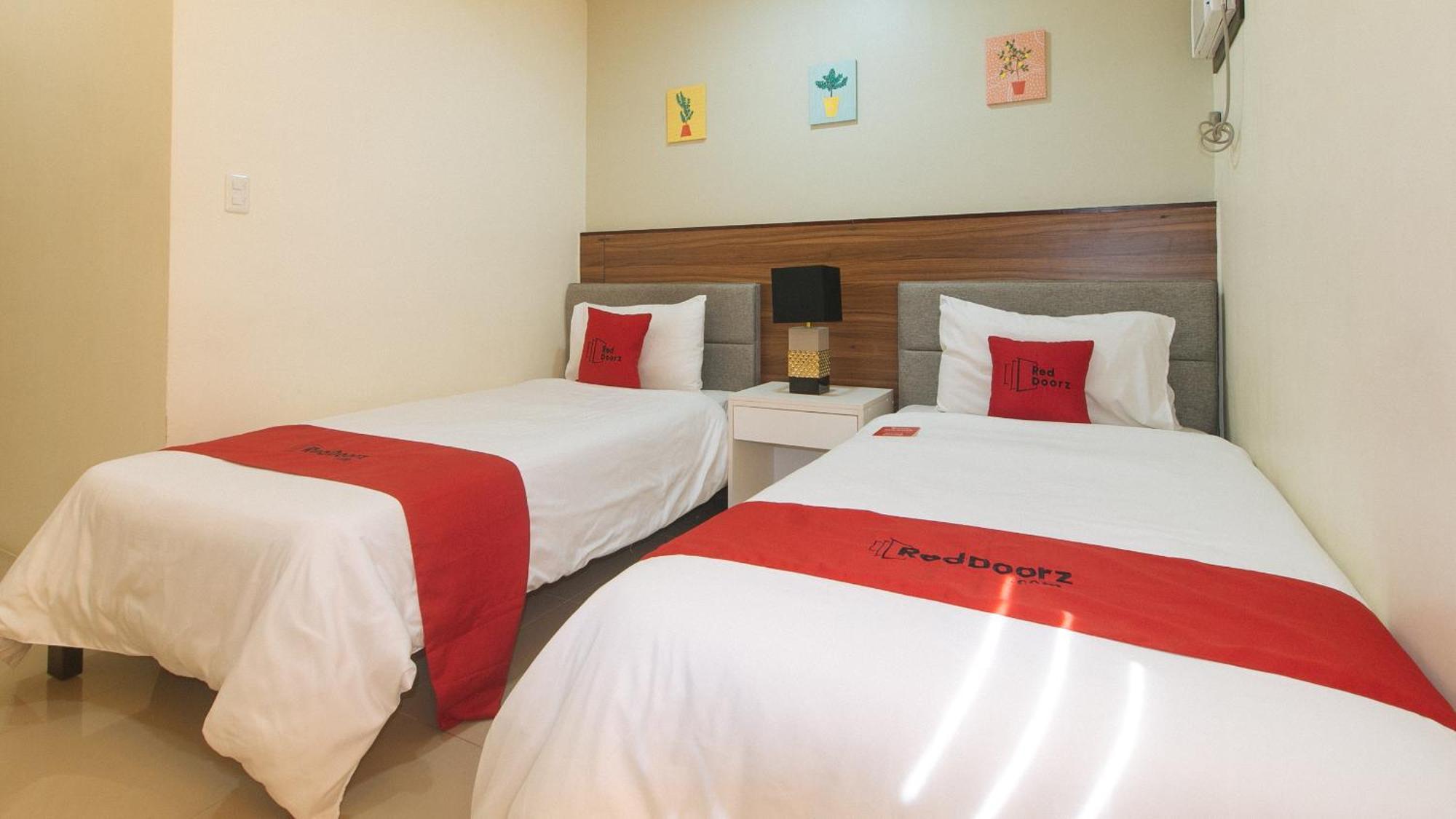 Reddoorz @ Leoncia Apartelle Mandaue Esterno foto