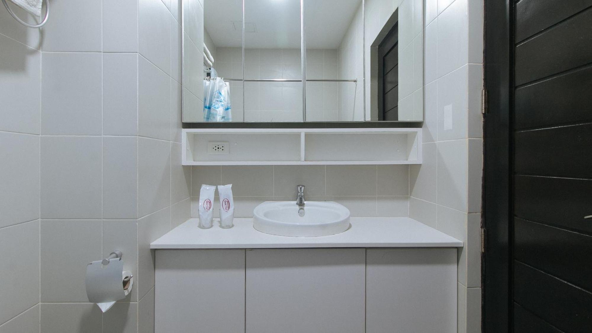 Reddoorz @ Leoncia Apartelle Mandaue Esterno foto