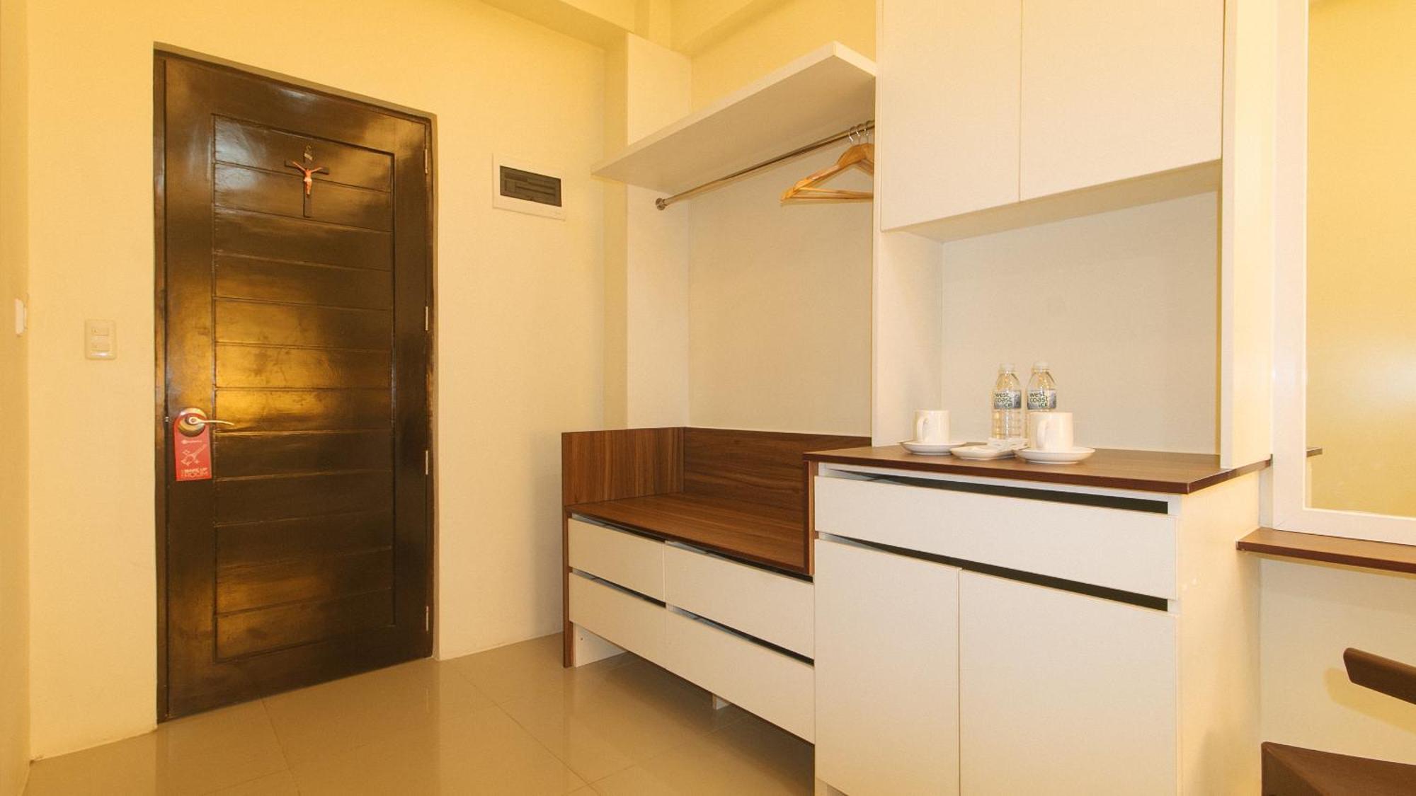 Reddoorz @ Leoncia Apartelle Mandaue Esterno foto
