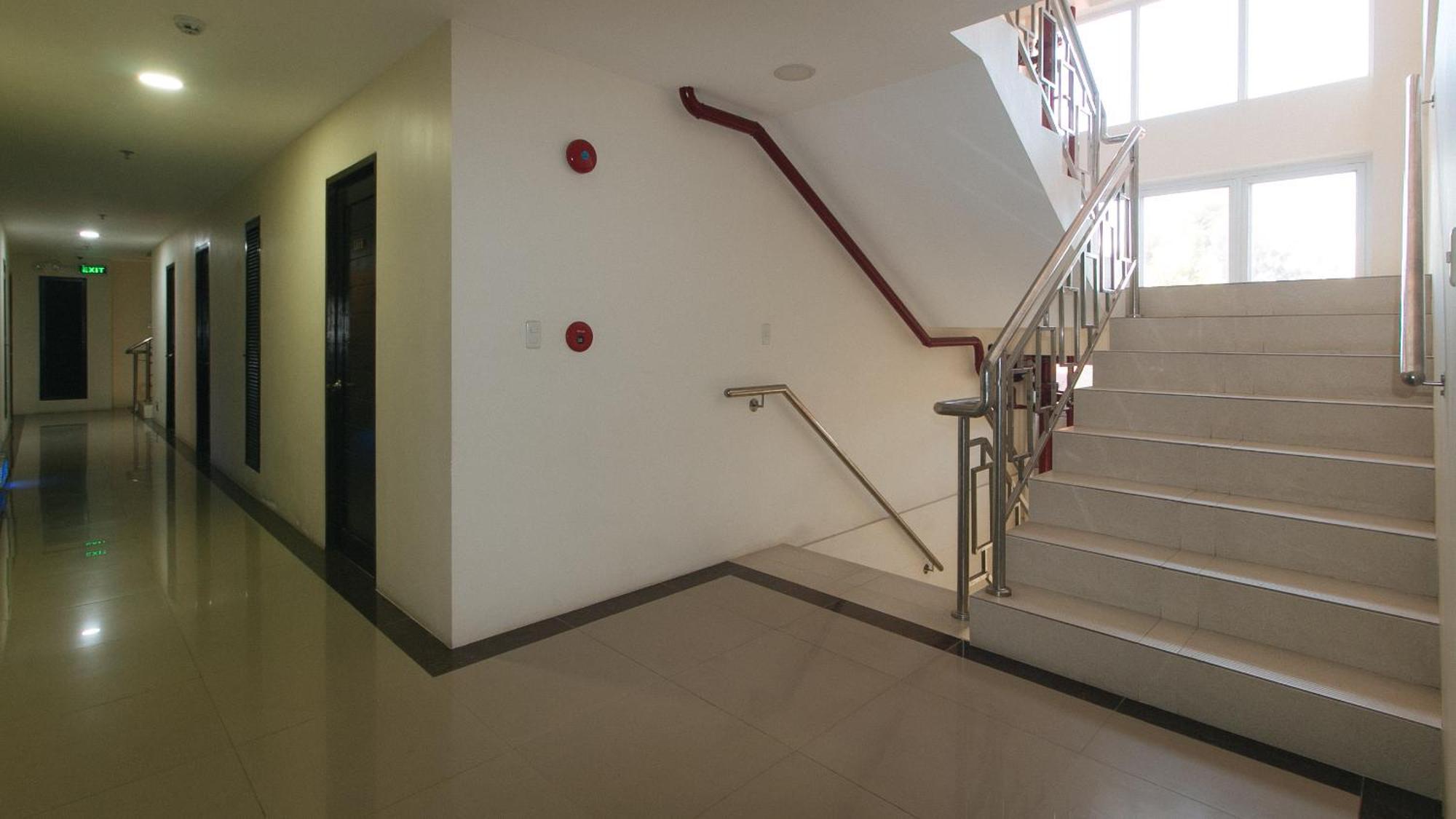 Reddoorz @ Leoncia Apartelle Mandaue Esterno foto