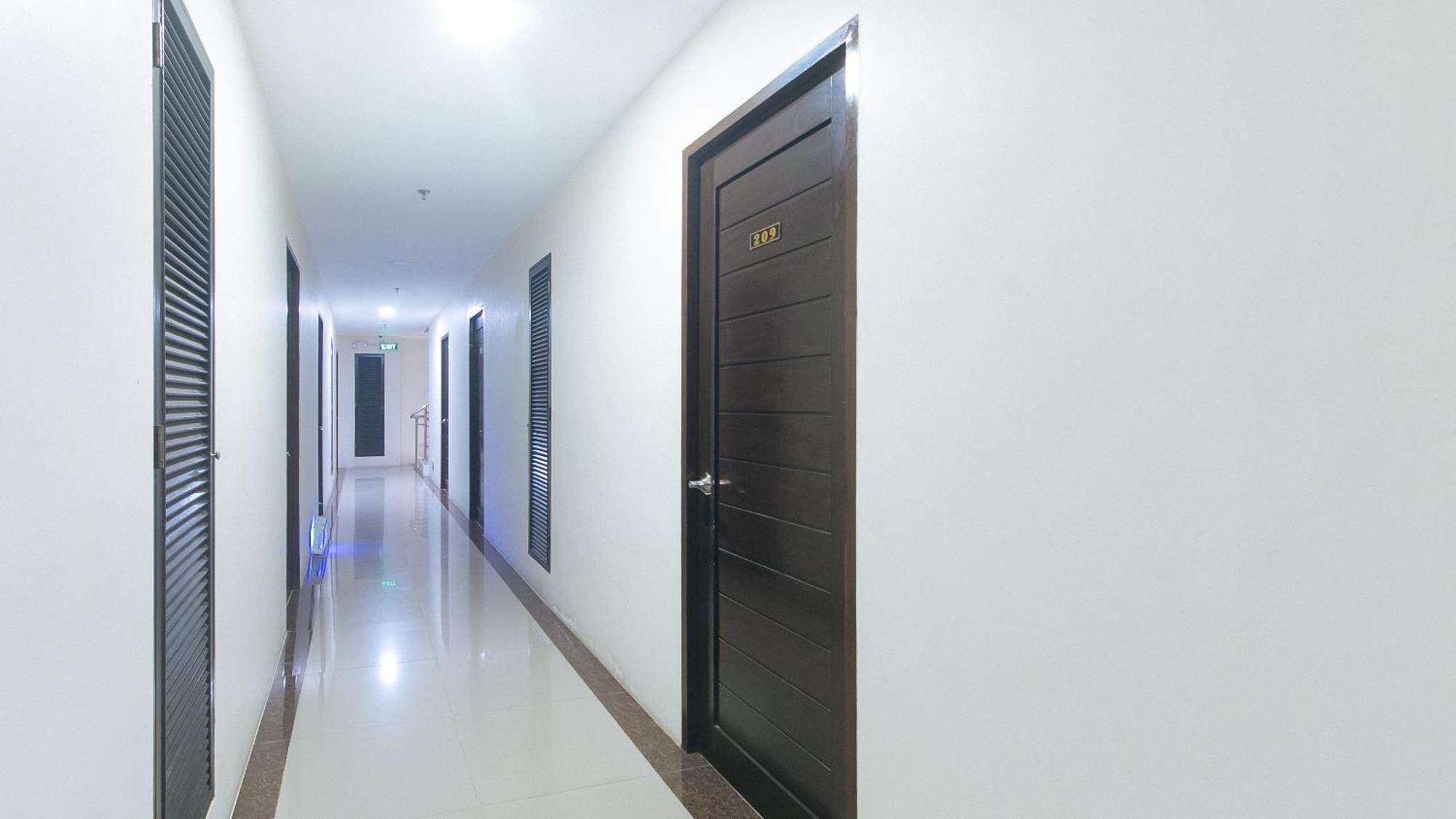 Reddoorz @ Leoncia Apartelle Mandaue Esterno foto